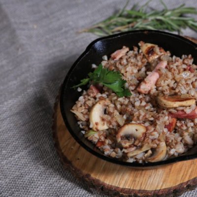 Гречка с копченой грудинкой и грибами