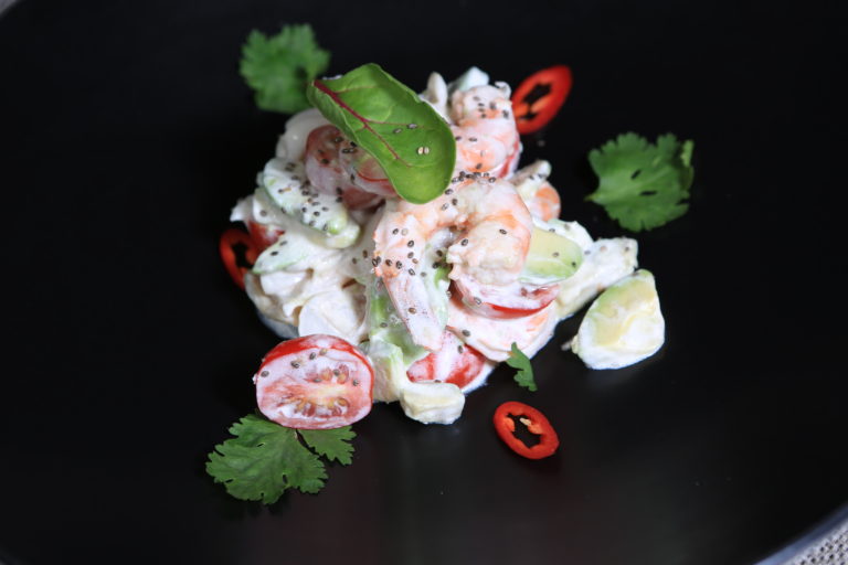 Салат с морепродуктами в кокосовой заправке