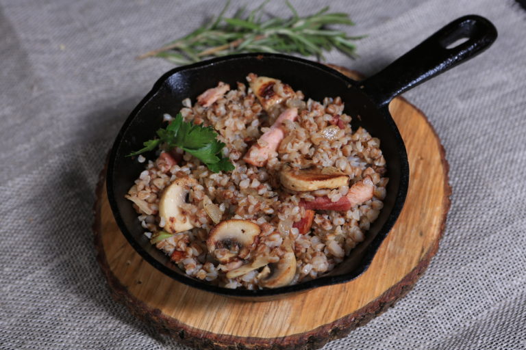 Гречка с копченой грудинкой и грибами